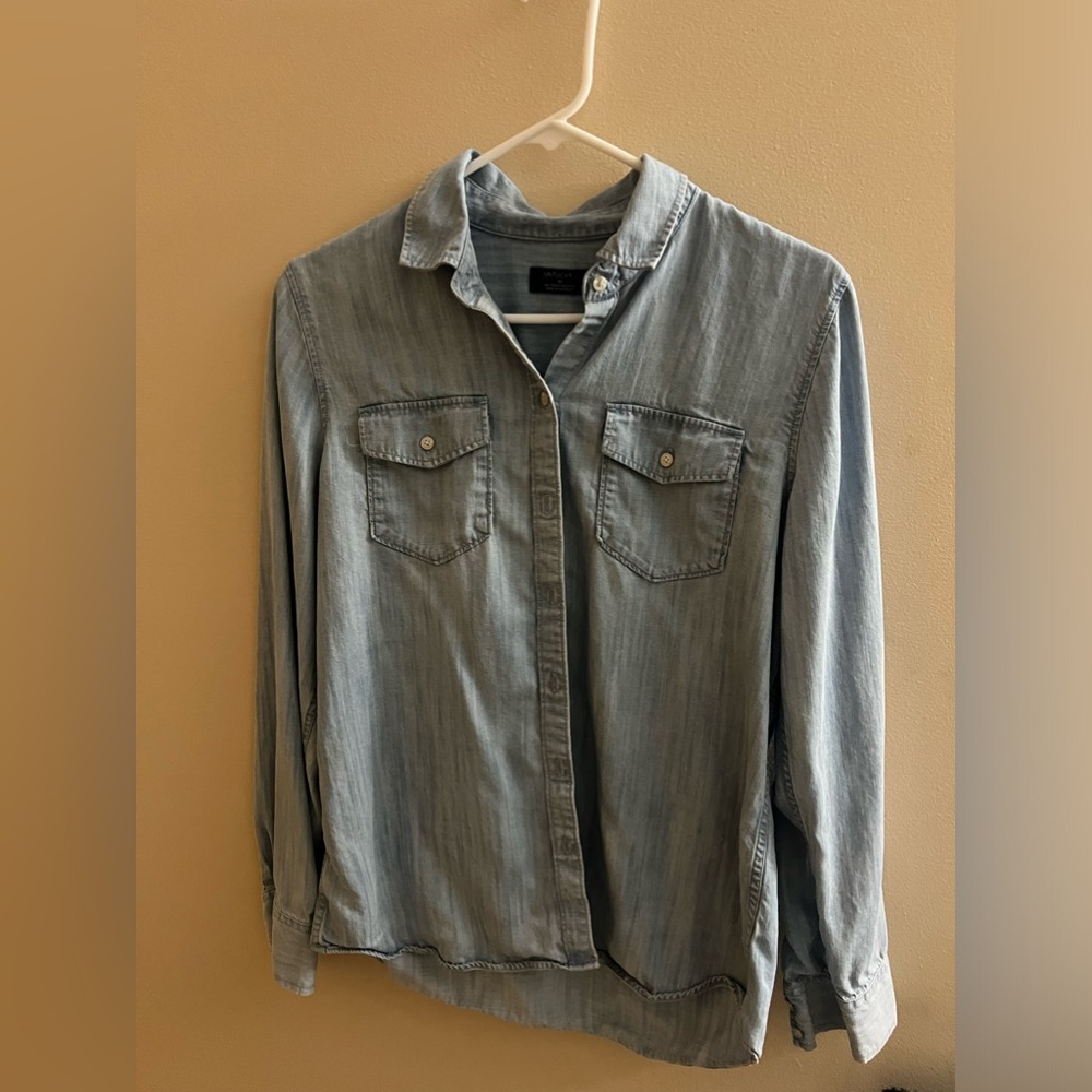 UNTUCKit Blue Denim Button Front Shirt EUC